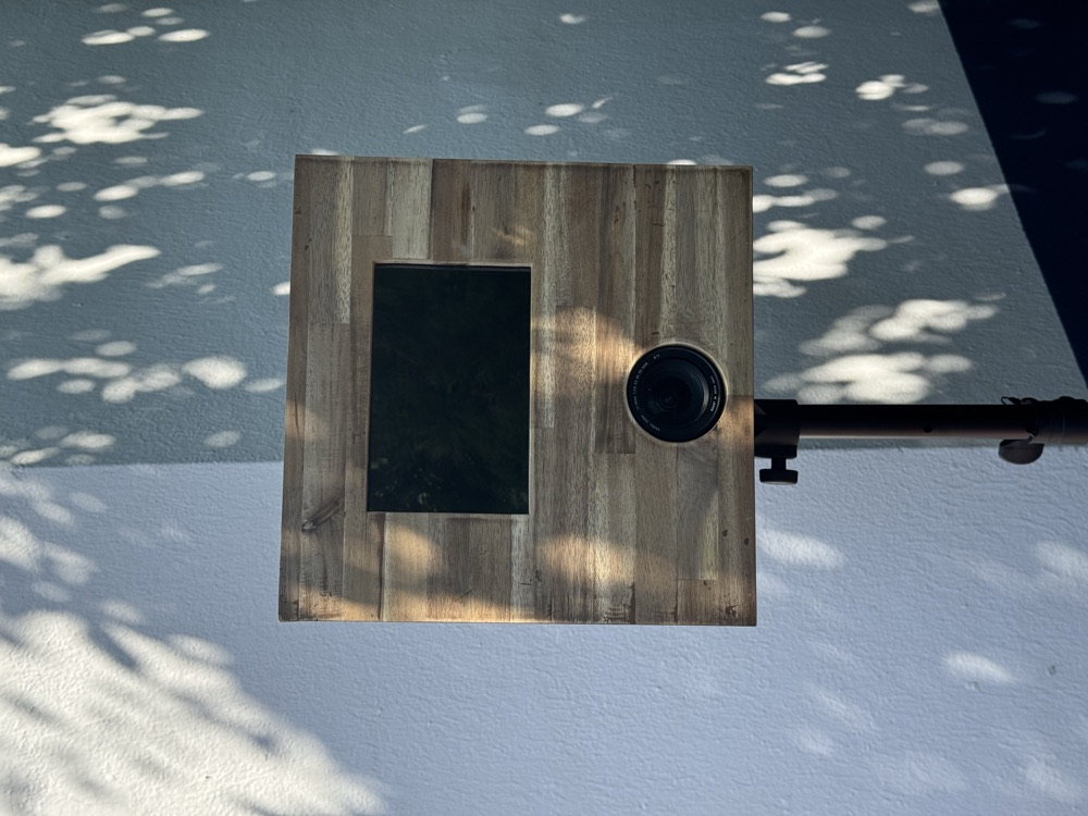 Die Fotobox aus Holz auf ihrem Stativ